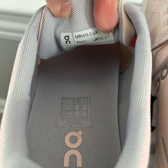 On Women's Cloud 5 Tennis Shoes, Shell/White, 9.5, Shell White🔥NO Offers🔥 - Picture 4 of 7